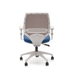 213B1_057CZBRNH_op_YOU_cadeira_giratoria_relax_braco_pp_assento_tec_azul_rei_tela_cinza_estr_branco_rodizio_nh_50mm_03.jpg